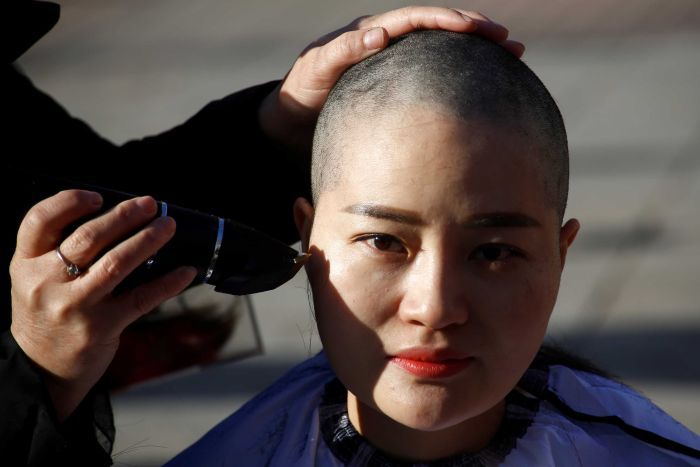 Read more about the article THE EDELSTAM PRIZE LAUREATE 2018 SHAVES OFF HER HAIR IN PROTEST OF THE PERSECUTION OF HER HUSBAND